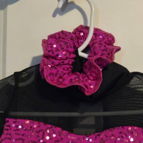 ✨ Girls Dance Costume – Sequin Bodice & Multicolor Pleated Skirt ✨ - Picture 2 of 4